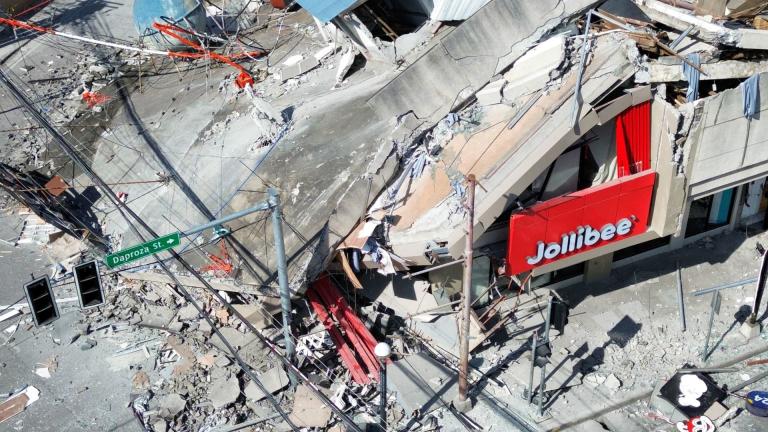 Τουλάχιστον 35 νεκροί από τον ισχυρό σεισμό των 7,8 Ρίχτερ στις Φιλιππίνες - Κατέρρευσαν σχολικά κτίρια και υποδομές