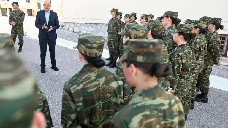 Ν.Δένδιας: Επίσκεψη στις πρώτες Εθελόντριες Στρατιωτικής Θητείας στο Κέντρο Εκπαιδεύσεως Νεοσυλλέκτων στη Λαμία