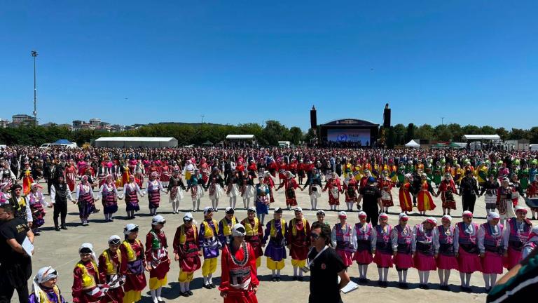 Κωνσταντινούπολη: Ρεκόρ Γκίνες με 5.000 άτομα να χορεύουν ταυτόχρονα παραδοσιακούς ποντιακούς χορούς