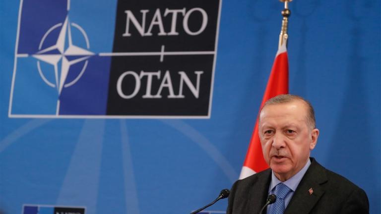 Σύνοδος ΝΑΤΟ στην Άγκυρα: Αντιδράσεις για τον αποκλεισμό Τούρκων δημοσιογράφων από τις διαπιστεύσεις