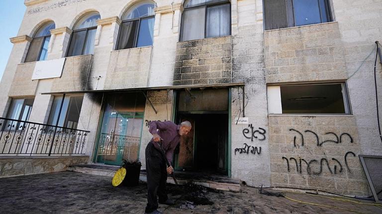 Ένταση στη Δυτική Όχθη: Ισραηλινοί έποικοι πυρπόλησαν δύο τεμένη στη Ραμάλα