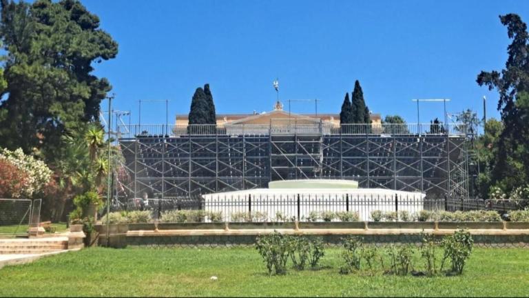Αν και η επίσημη ανακοίνωση, που εκδόθηκε αργά το βράδυ του Σαββάτου, επικαλείται γενικά και αόριστα «τεχνικούς λόγους», η αναφορά ότι η σκηνή και οι κερκίδες θα αποξηλωθούν άμεσα προδίδει πως δεν πρόκειται για μια προσωρινή δυσλειτουργία.
