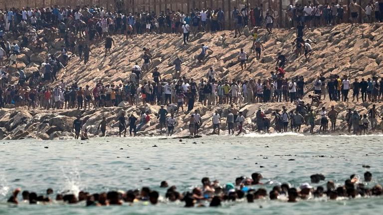 Δράμα στη Θέουτα με 34 νεκρούς: 25.000 αποχώρησαν οικειοθελώς, ενώ η ΕΕ απειλεί την Ισπανία με έξωση από τη Σένγκεν