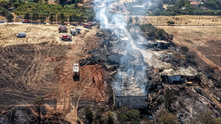Ωραιόκαστρο: Για τρίτη ημέρα καίγεται εργοστάσιο ανακύκλωσης – Αποπνικτική η ατμόσφαιρα