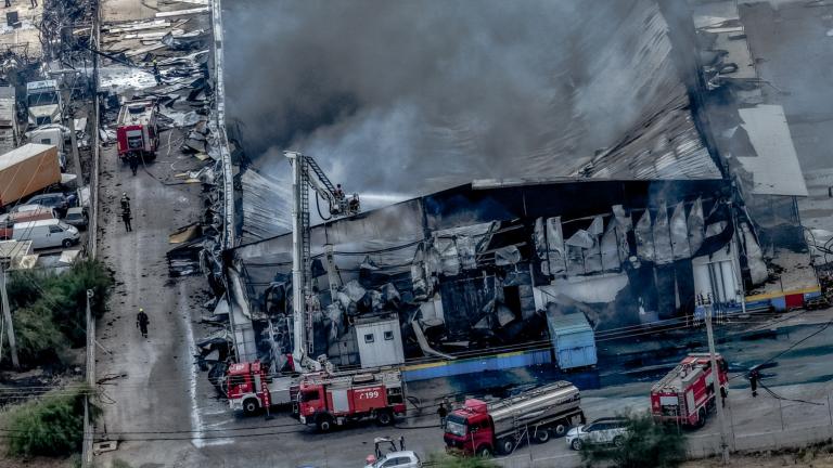 Πυρκαγιά στον Ασπρόπυργο: Δύο εγκαυματίες δίνουν μάχη για τη ζωή τους - Στο μικροσκόπιο οι εργασίες οξυγονοκόλλησης