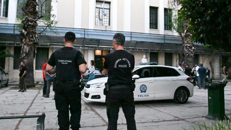 ΠΡΟΦΥΛΑΚΙΣΤΗΚΑΝ ΟΙ ΔΥΟ ΑΣΤΥΝΟΜΙΚΟΙ ΠΟΥ ΚΑΤΗΓΟΡΟΥΝΤΑΙ ΓΙΑ ΤΟΝ ΤΡΑΥΜΑΤΙΣΜΟ ΤΟΥ 20ΧΡΟΝΟΥ ΣΤΗΝ ΔΙΑΡΚΕΙΑ ΚΑΤΑΔΙΩΞΗΣ ΣΤΟ ΑΡΓΟΣ