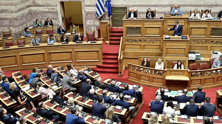 Βουλή: Υψηλοί τόνοι για τη συνταγματική αναθεώρηση – Αντιπαράθεση Μητσοτάκη και Ανδρουλάκη 