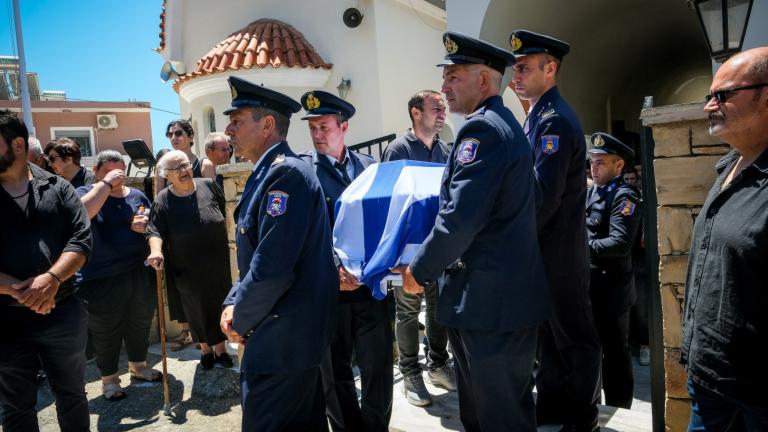Ρέθυμνο: Σε κλίμα οδύνης το τελευταίο «αντίο» στον 25χρονο πυροσβέστη — Το απόγευμα η κηδεία του 58χρονου