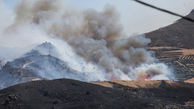 Σε πύρινο κλοιό Ρέθυμνο και Αχαΐα – Συνεχίζεται η μάχη με τις φλόγες, μηνύματα του 112