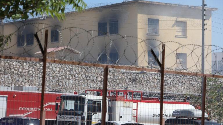 Φωτιά στις φυλακές Κορυδαλλού – Επιχείρηση της Πυροσβεστικής στην πτέρυγα Γ’