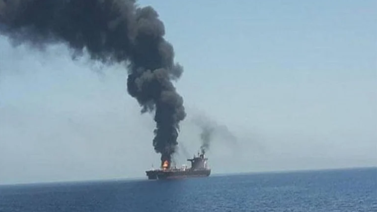 Fars: Οι ΗΠΑ έπληξαν δεξαμενόπλοιο LPG στον Κόλπο του Ομάν - Δύο νεκροί