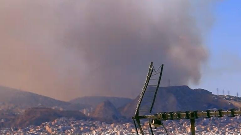 Συναγερμός στον Ασπρόπυργο: Φωτιά στο Ποικίλο Όρος – Μήνυμα 112 για εκκένωση σε Αφαία και Άνω Δάσος Χαϊδαρίου