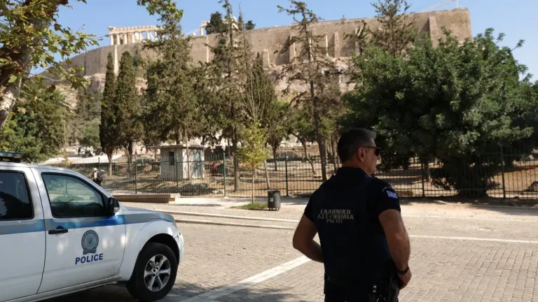Ακρόπολη: Δίωξη για απόπειρα ανθρωποκτονίας στον 60χρονο που μαχαίρωσε τουρίστες – Θα απολογηθεί την Πέμπτη