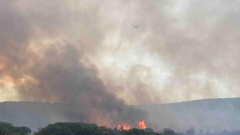 Μεγάλη μάχη με τις φλόγες στη Φθιώτιδα: Εκκενώσεις οικισμών, μηνύματα από το 112 και ισχυρές επίγειες και εναέριες δυνάμεις στο Καλαπόδι