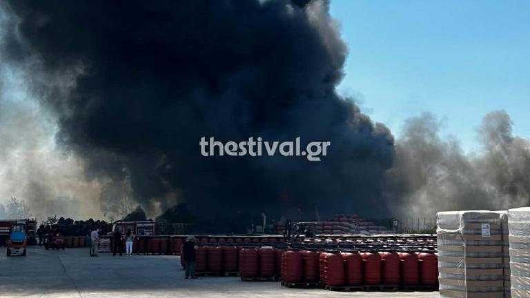 Φωτιά σε επιχείρηση στο Καλοχώρι Θεσσαλονίκης – Ισχυρές δυνάμεις της Πυροσβεστικής στο σημείο