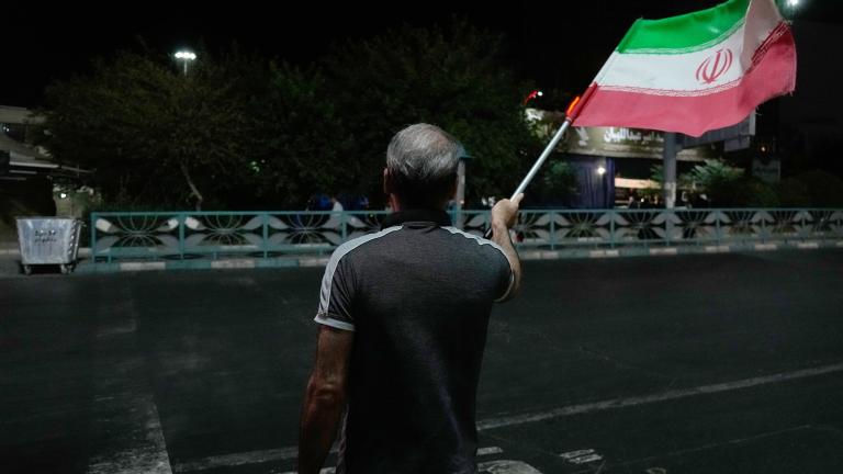 Κλιμακώνεται η σύγκρουση ΗΠΑ–Ιράν: Επιθέσεις σε αμερικανικές βάσεις σε Ιορδανία, Μπαχρέιν και Κουβέιτ