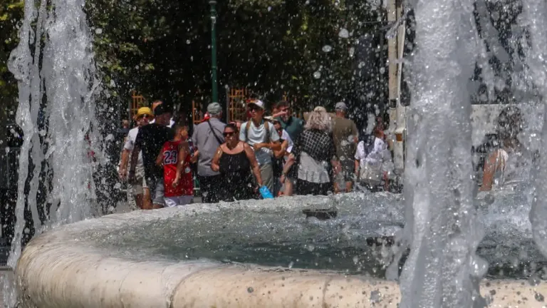 Σε κλοιό καύσωνα η χώρα: Έως 42°C την Τετάρτη – Πότε υποχωρεί το κύμα ζέστης