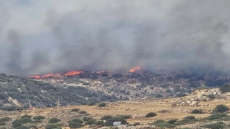 Δύσκολη μάχη με τις αναζωπυρώσεις στην Πάρο: Σε δύσβατες χαράδρες στο Καμπί η φωτιά που ξεκίνησε από τον ΧΥΤΑ