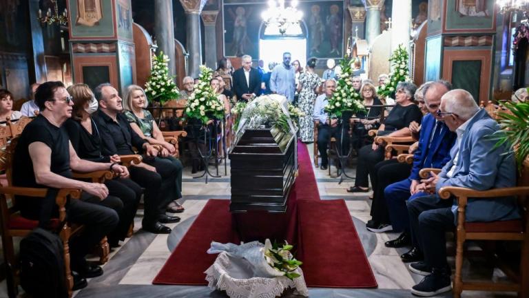 Το τελευταίο «αντίο» στη Μαίρη Λίντα – Συγκίνηση στην κηδεία της σπουδαίας ερμηνεύτριας