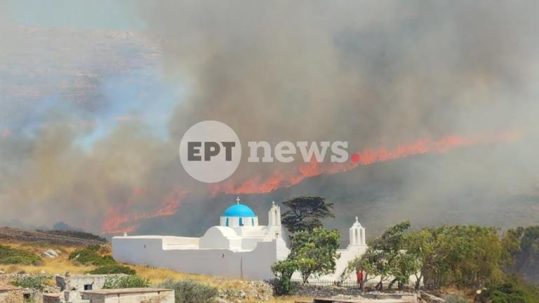 Ολονύχτια μάχη με τις φλόγες στην Πάρο – Συνεχείς ρίψεις από εναέρια μέσα και μάχη με τις αναζωπυρώσεις