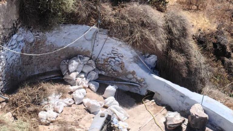 Παράλυση στη Σαντορίνη: Κλειστό λόγω κατολίσθησης το μονοπάτι προς το Παλιό Λιμάνι – Ουρές στο τελεφερίκ και γραφειοκρατικό αδιέξοδο