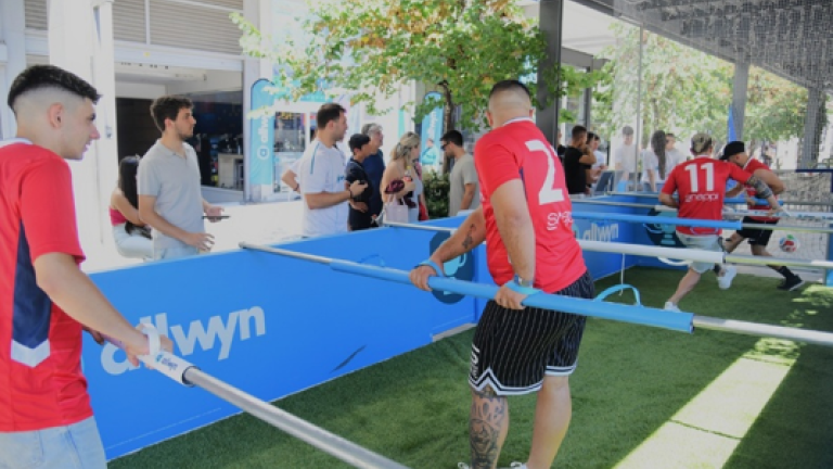 Human Foosball: Το πιο διασκεδαστικό παιχνίδι του καλοκαιριού βρίσκεται στο κατάστημα της Allwyn στο Σύνταγμα