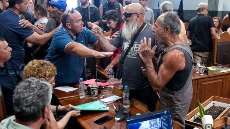 Έκρηξη οργής στη Λέσβο για τον αφθώδη πυρετό: Εισβολή κτηνοτρόφων στην Περιφέρεια, παραιτήσεις και «πάγωμα» των θανατώσεων