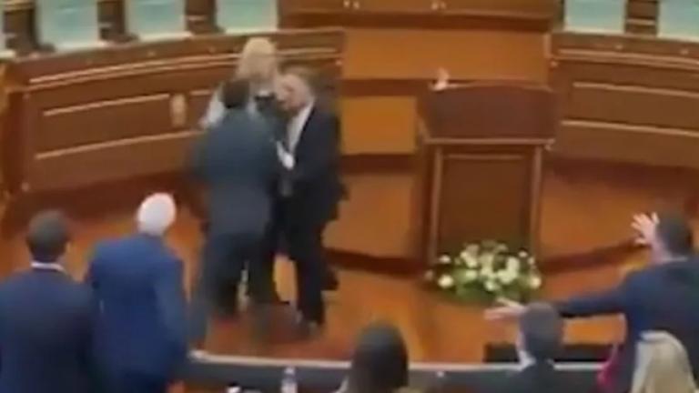 Ένταση στο κοινοβούλιο του Κοσόβου: Επίθεση με αυγά κατά του αναπληρωτή πρωθυπουργού