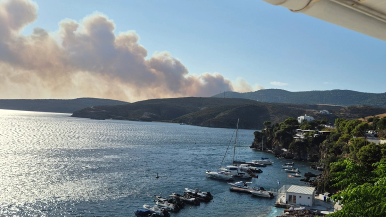 Σκύρος: Ανεξέλεγκτη η φωτιά στην Ατσίτσα – Εκκενώνονται Πεύκο και Άγιος Φωκάς – Μήνυμα 112