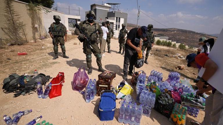 Δυτική Όχθη: Ισραηλινοί ακτιβιστές μετέφεραν τρόφιμα σε πολιορκημένους Παλαιστινίους