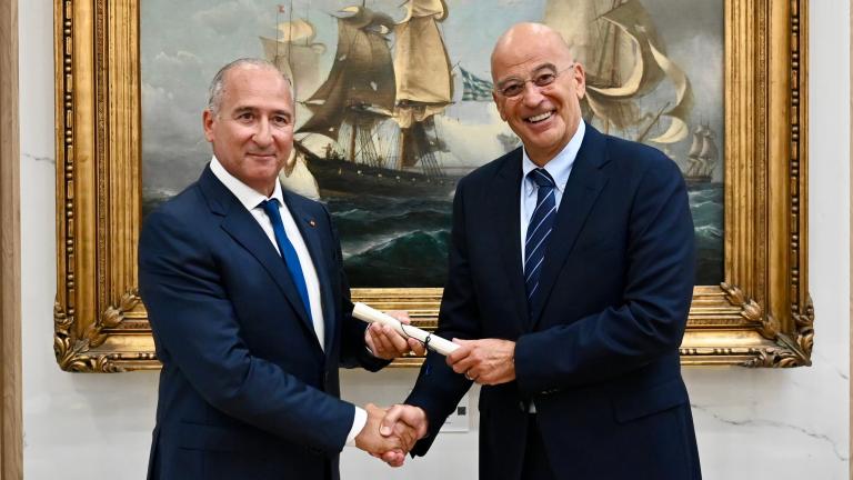 Ν. Δένδιας: Στην τελετή απονομής της ιδιότητας του Εφέδρου Αξιωματικού και του βαθμού Πλωτάρχη ε.τ. στον εφοπλιστή Β. Πατέρα, ο οποίος υπηρέτησε τη θητεία του ως Ναύτης (ΟΥΚ)!