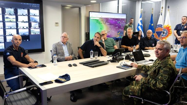 Μητσοτάκης και Τασούλας στο Συντονιστικό Κέντρο Πολιτικής Προστασίας – Ενημερώθηκαν για τις πυρκαγιές 