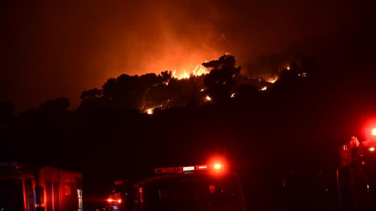 Δυτική Αττική: Ολονύχτια μάχη με τις φλόγες – Επικίνδυνο το μέτωπο στα Μέγαρα, βελτιωμένη η εικόνα στην Ψάθα
