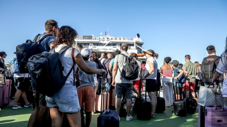 Σε πλήρη εξέλιξη η έξοδος των αδειούχων: Αυξημένη κίνηση σε λιμάνια και ΚΤΕΛ – Ουρές και στους Ευζώνους