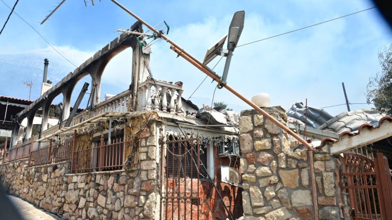 Πυρκαγιές: Αποκαρδιωτικές εικόνες στο Πόρτο Γερμενό — Πάνω από 20 σπίτια καταστράφηκαν
