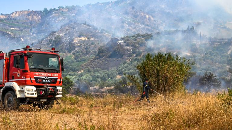 Βελτιωμένη η εικόνα της πυρκαγιάς στην Αιγιάλεια – Συνεχίζεται η μάχη με τις αναζωπυρώσεις