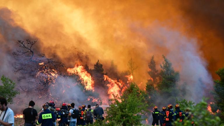 Μαίνεται η μεγάλη πυρκαγιά από τη Βοιωτία έως τη Δυτική Αττική – Μάχη για να μην φτάσουν οι φλόγες σε Βίλια και Μέγαρα