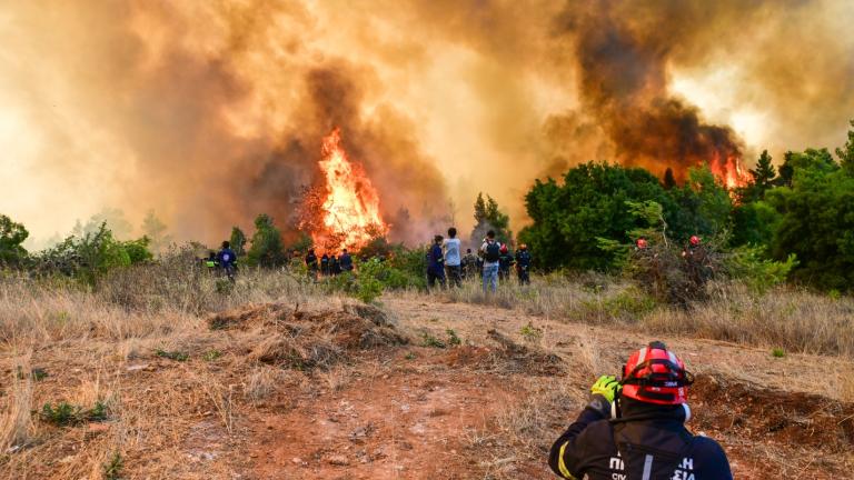 Μαίνεται η μεγάλη πυρκαγιά σε Αττική και Βοιωτία – Μάχη για να σωθούν Βίλια, Μέγαρα και Αλεποχώρι