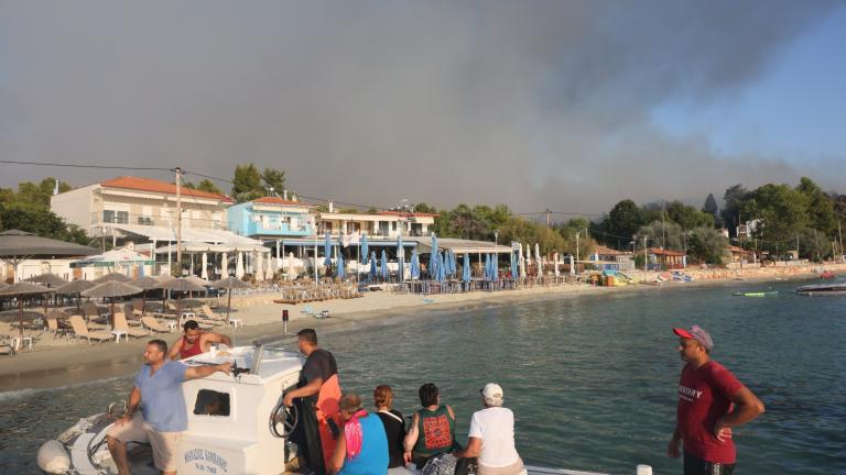 Μεγάλη πυρκαγιά στη Σίβηρη Χαλκιδικής: Απεγκλωβισμοί μέσω θαλάσσης — 155 πυροσβέστες και 16 εναέρια μέσα