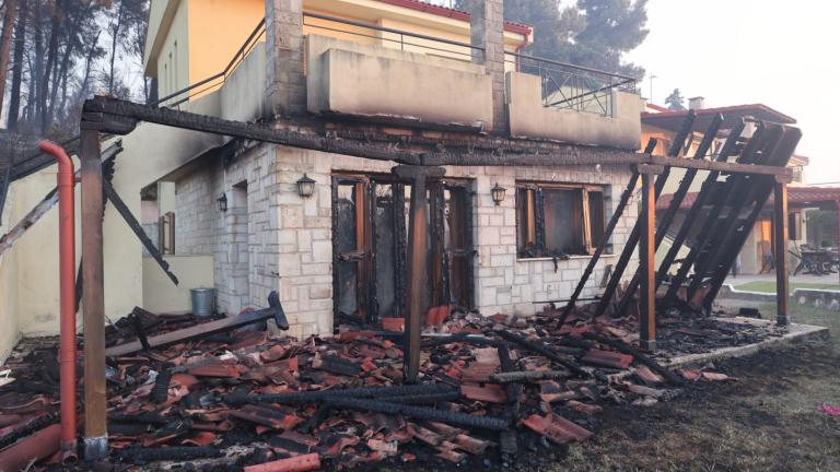 Σε ύφεση η πυρκαγιά στη Χαλκιδική: Μάχη με τις διάσπαρτες εστίες και τον κίνδυνο αναζωπυρώσεων
