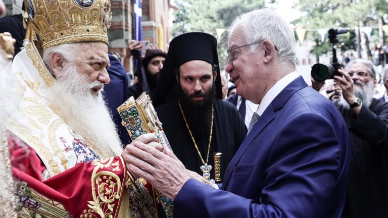 Παναγία Σουμελά: Χιλιάδες πιστοί στο Βέρμιο – Στον Κωνσταντίνο Τασούλα ο Μεγαλόσταυρος των Μεγαλοκομνηνών