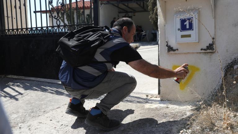Σαλαμίνα: Ξεκίνησαν οι αυτοψίες στα καμένα – Πέντε κτίρια «κόκκινα» – Αρχίζει η διαδικασία αποζημιώσεων