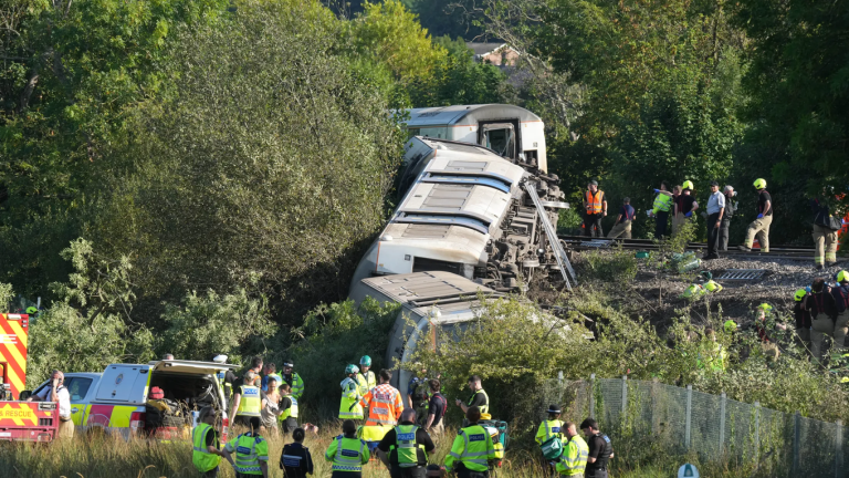 Βρετανία: Εκτροχιάστηκε και ανατράπηκε τρένο κοντά στο Μπράιτον – Δεκάδες επιβάτες εγκλωβίστηκαν