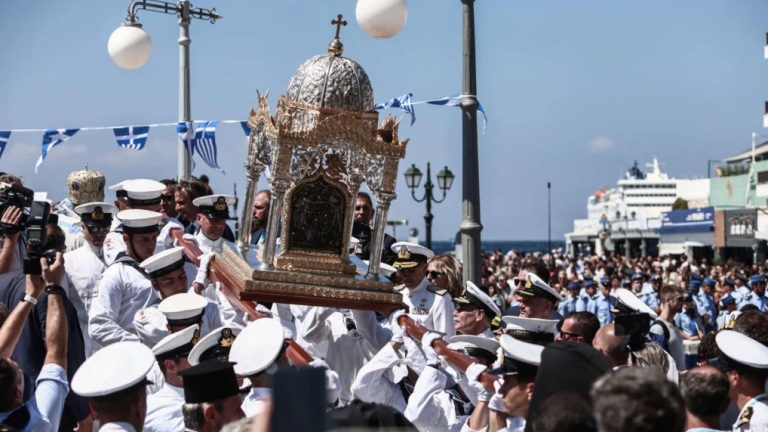 Τήνος: Κορυφώνονται οι εκδηλώσεις για τον Δεκαπενταύγουστο – Χιλιάδες πιστοί στο νησί