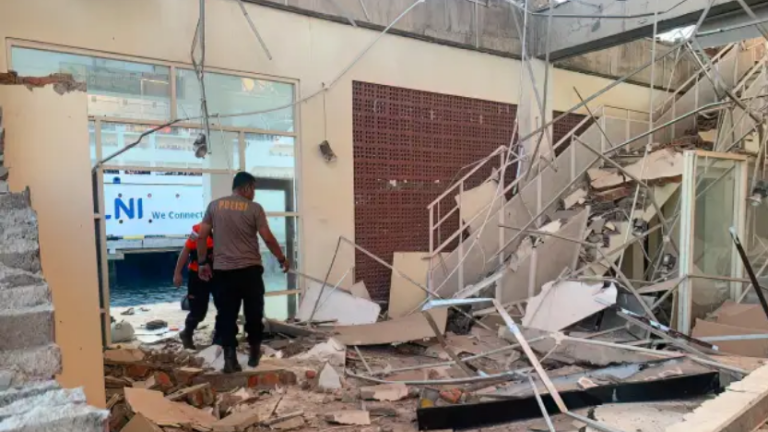 Ινδονησία: Στους 47 οι νεκροί από τον σεισμό 7,7 Ρίχτερ στη Φλόρες – Μάχη στα συντρίμμια για επιζώντες