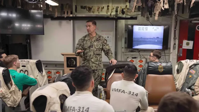 Στο USS Abraham Lincoln ο επικεφαλής της CENTCOM εν μέσω καταγγελιών για τις συνθήκες διαβίωσης