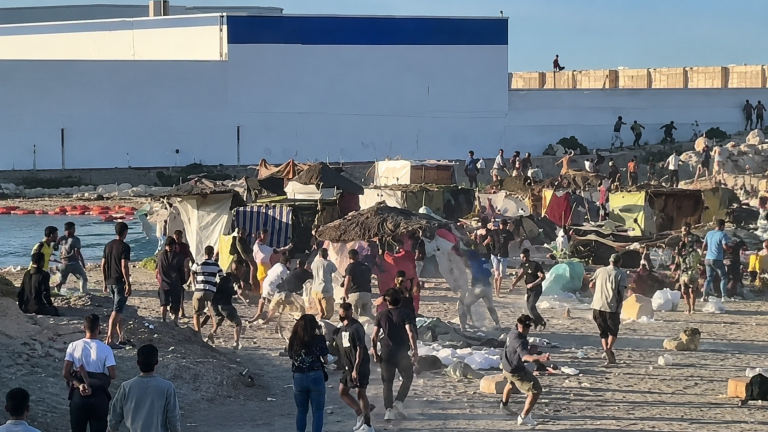 Έκκληση για ηρεμία στη Θέουτα μετά τα βίαια επεισόδια – Πολιτική θύελλα στην Ισπανία για το μεταναστευτικό
