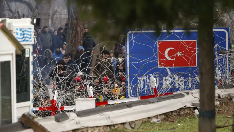 Από τα πλαστά διαβατήρια στα δίκτυα διακίνησης: Ο ρόλος της Τουρκίας στις σύγχρονες μεταναστευτικές διαδρομές