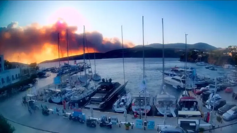 Σκύρος: Ανεξέλεγκτη η φωτιά στην Ατσίτσα – Εκκενώνονται Πεύκο και Άγιος Φωκάς – Μήνυμα 112