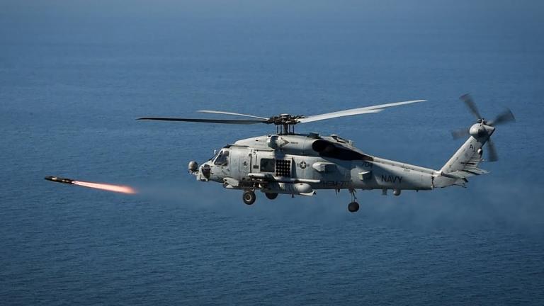 CENTCOM: Πύραυλοι Hellfire έπληξαν εμπορικό πλοίο που επιχείρησε να σπάσει το ναυτικό αποκλεισμό 
